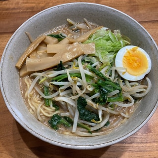 もやしとほうれん草の豚骨ラーメン